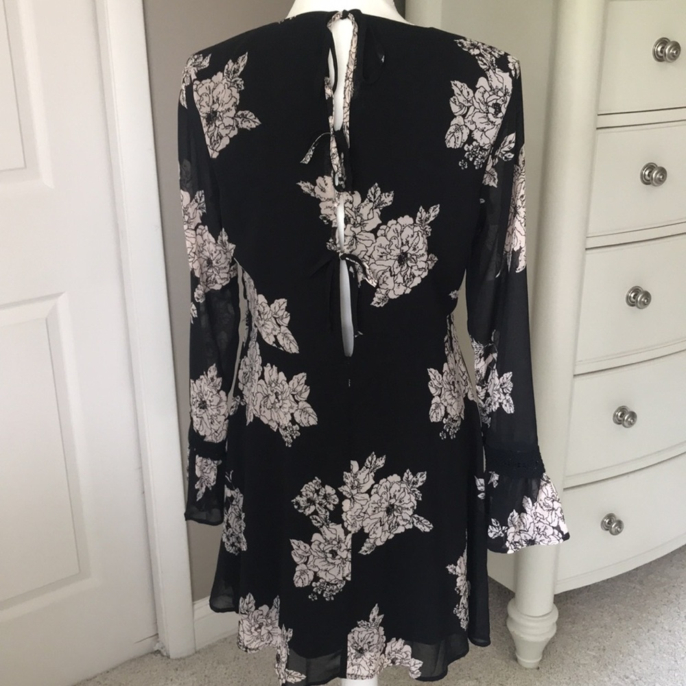 Women’s Dress - Picture 2 of 4